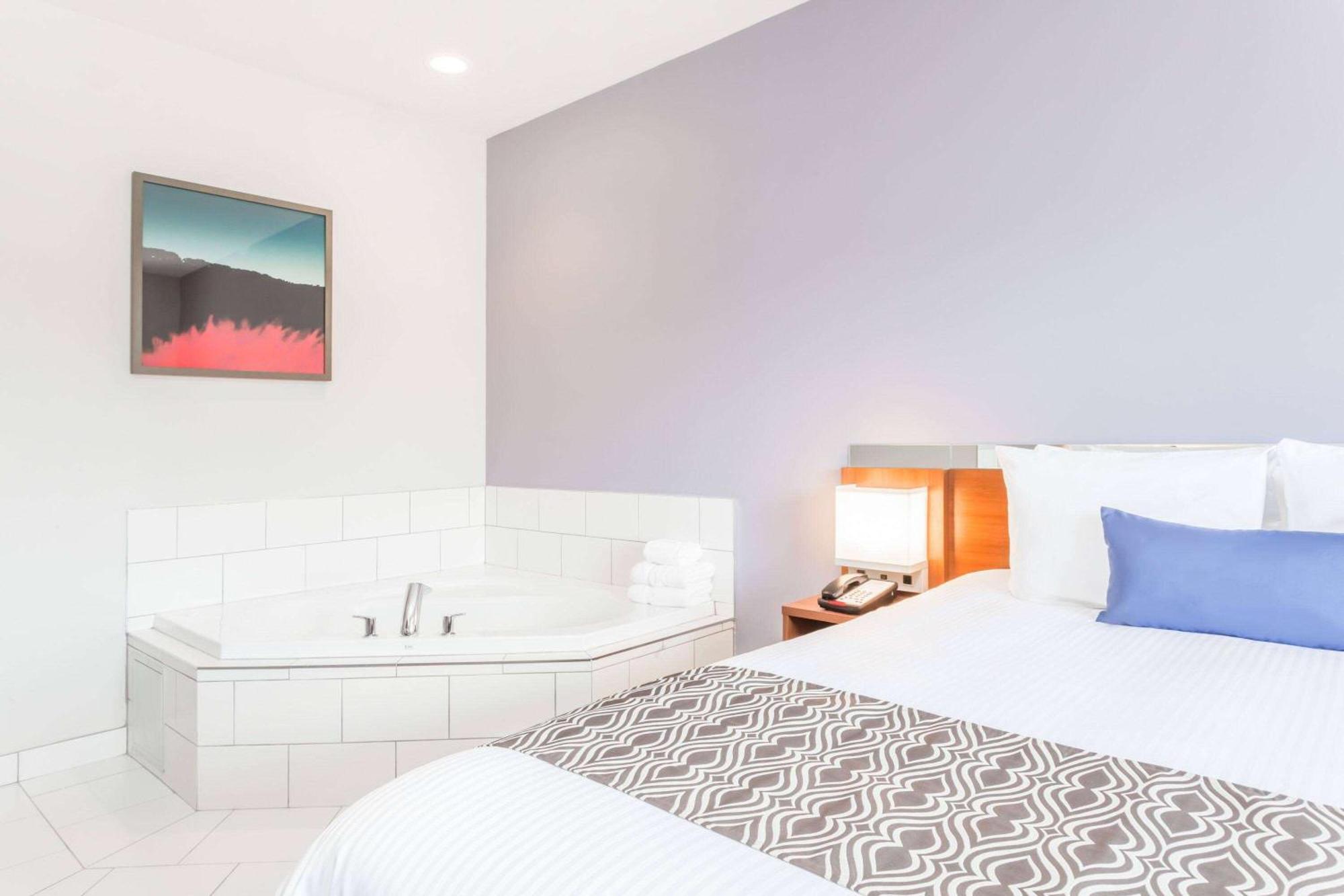 Microtel Inn & Suites Sault Ste. Marie Eksteriør billede